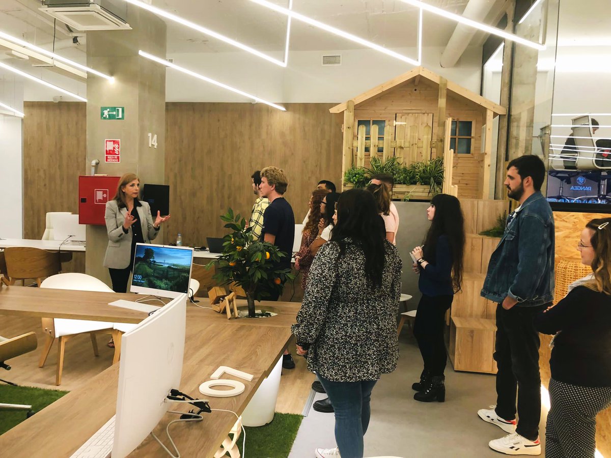 Malena_CabF's tweet photo. Hoy he interpretado al inglés en @PangeaES para los alumnos de Turismo de la @UEValencia. Ha sido un placer haber tenido la oportunidad de interpretar en un sitio tan bonito y con tan buen ambiente de trabajo. #1nt #PANGEAVLC https://t.co/dJj3NjVSOx