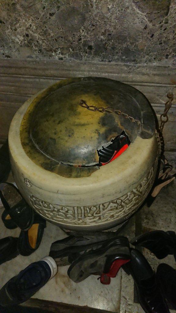 Kapıyı yediler, su haznesinin kapağını kırıp ayakkabı koydular. 

1500 yıldır depremlere, işgallere, haçlı istilalarına direnen Ayasofya AKP'ye iki sene dayanamadı..