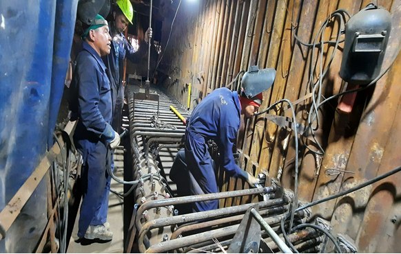 OSDE_UNE's tweet photo. Continúan los trabajos de mantenimientos planificados en la CTE Lidio Ramón Pérez, se realiza el cambio del Economizador del Bloque #2.
#CubaVive #loquenosUNEenergía
@DiazCanelB @arronte_livan @CeperoHernandez @EnergiaMinasCub @SindicatoMinas @MariaCe51855700 https://t.co/LotJko3BSC