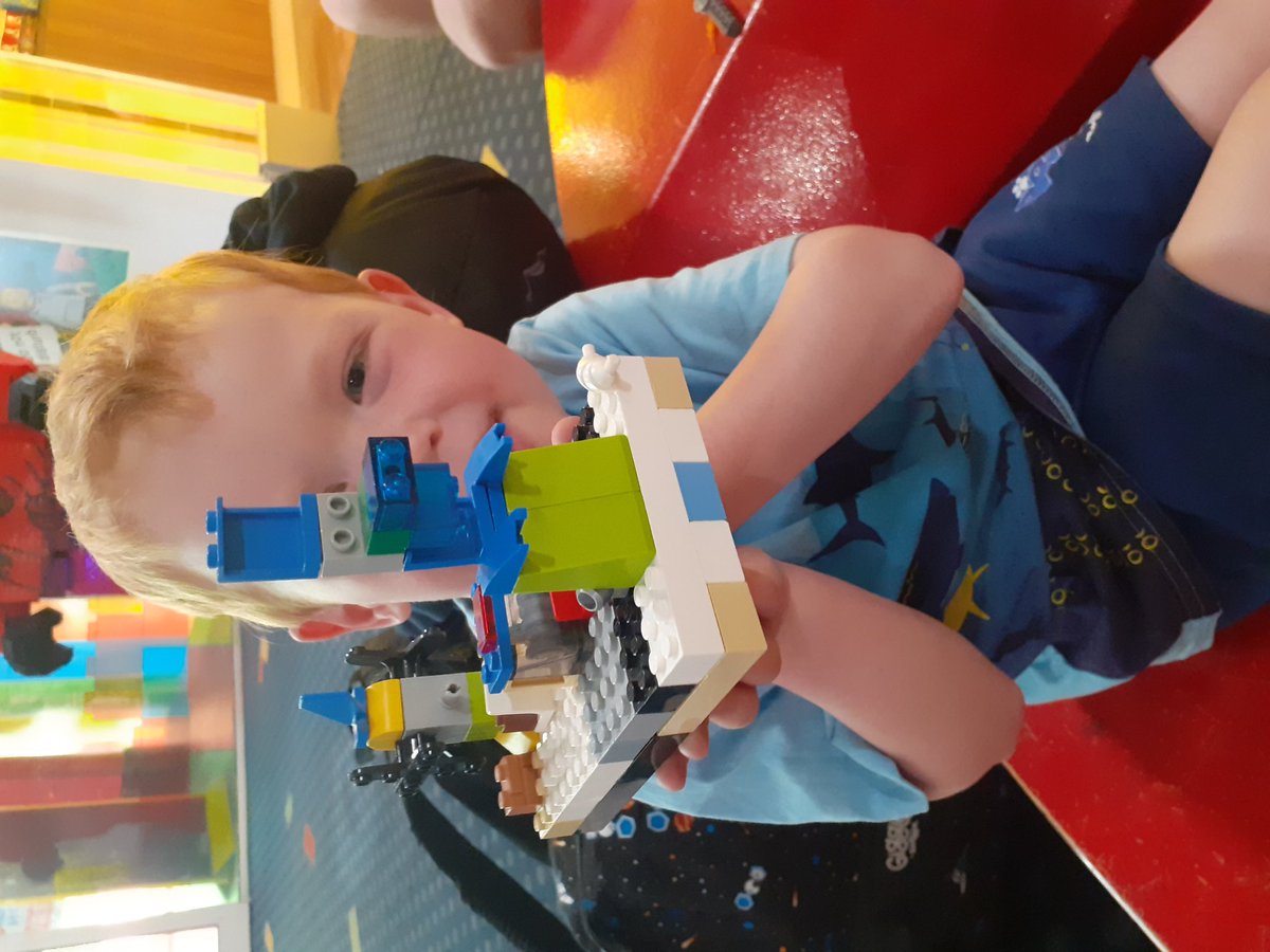 Vane52a's tweet photo. Dragon boat! #4yearoldimagination #creativity #LegolandWindsorResort #hotelbuildcompetition #masterlegobuilder https://t.co/YURyVw5Ack
