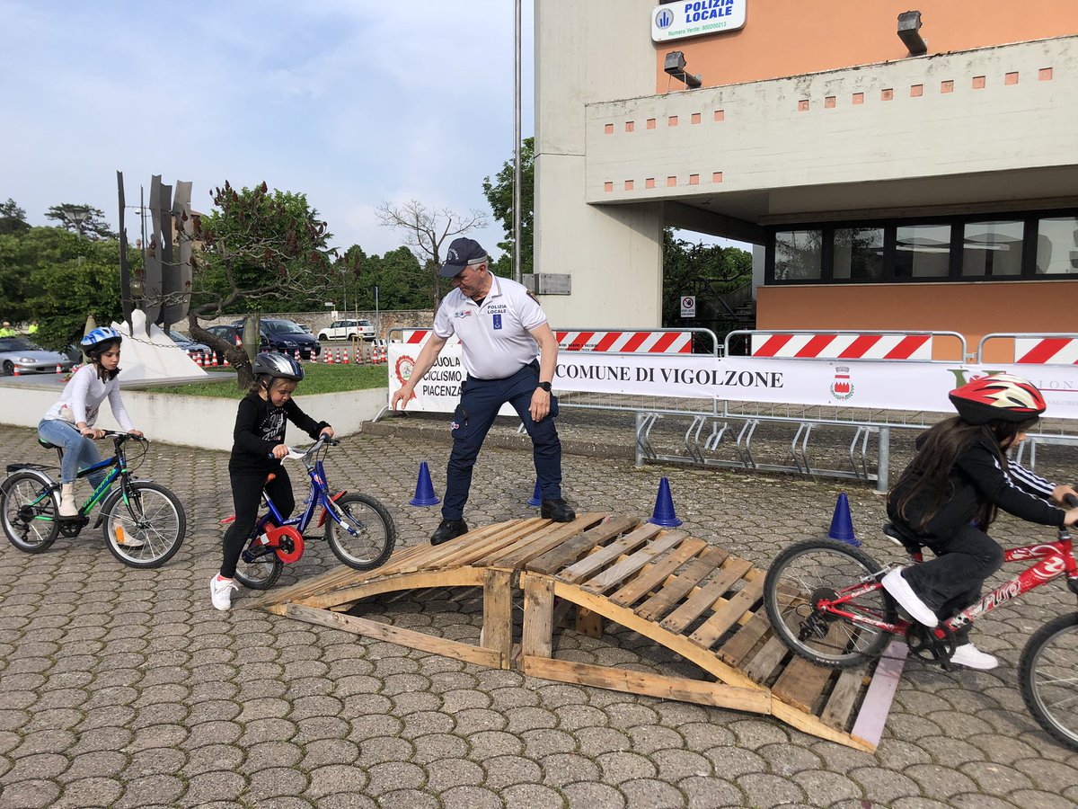 PLValnureChero's tweet photo. I bambini imparano più da come ti comporti che da cosa gli insegni. #bike #Vigolzone #ScuolaCiclismoPiacenza 👮🏻♂️👮🏼♀️ https://t.co/2bgnlMlrKT