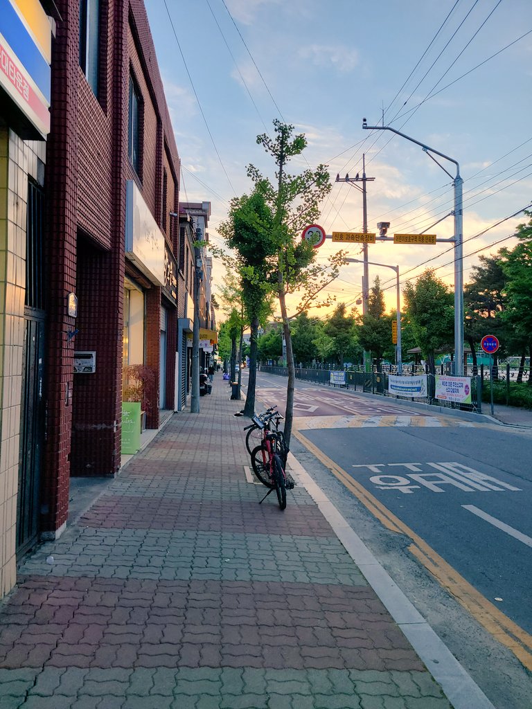 math_cafe_luv's tweet photo. ありふれた夕焼け色の全景です！ 🌆
授業の移動中にこんな平和な写真はいいですね！
そしてカフェで食べたメニューです！
甘さとさわやかさ🍊、カフェイン☕️

#韓国 #日常垢 
#カフェ #平穏 https://t.co/EHV2WoiBsg