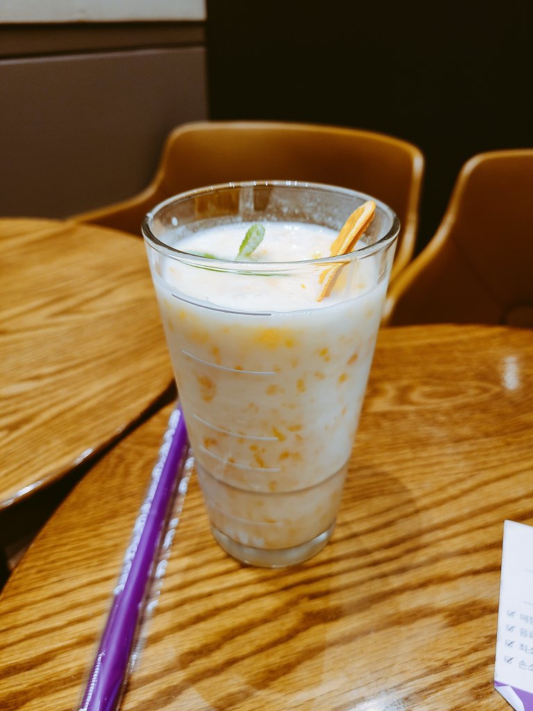 math_cafe_luv's tweet photo. ありふれた夕焼け色の全景です！ 🌆
授業の移動中にこんな平和な写真はいいですね！
そしてカフェで食べたメニューです！
甘さとさわやかさ🍊、カフェイン☕️

#韓国 #日常垢 
#カフェ #平穏 https://t.co/EHV2WoiBsg
