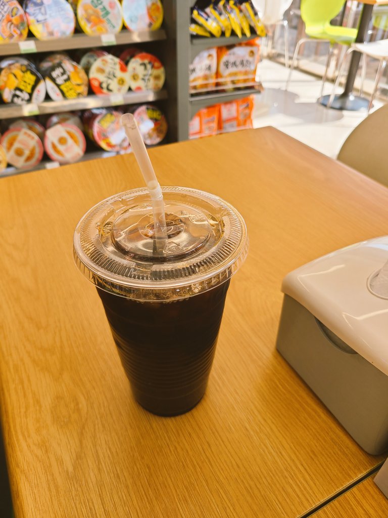 math_cafe_luv's tweet photo. ありふれた夕焼け色の全景です！ 🌆
授業の移動中にこんな平和な写真はいいですね！
そしてカフェで食べたメニューです！
甘さとさわやかさ🍊、カフェイン☕️

#韓国 #日常垢 
#カフェ #平穏 https://t.co/EHV2WoiBsg