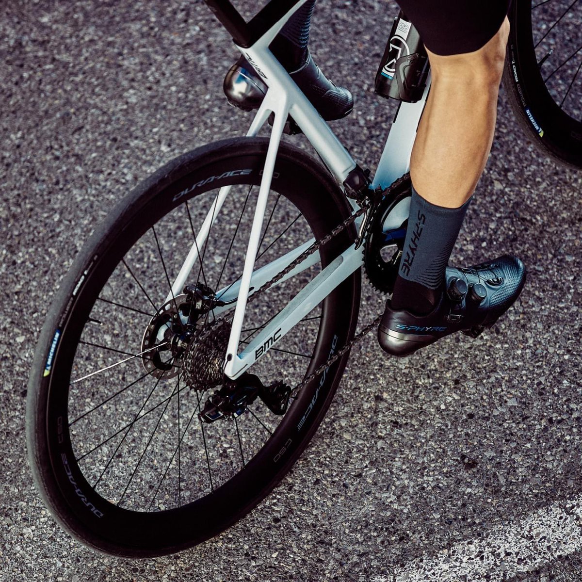 Disfruta de cada brazada con los calcetines desarrollados conjuntamente con las zapatillas S-PHYRE para transferir la potencia de forma cómoda y eficiente.

#ShimanoRoad #ShimanoChile #SPHYRE #allfortheride  

#Cicloconvivencia #bicicleta #bici #ciclismo #mtb #chile #bikelife