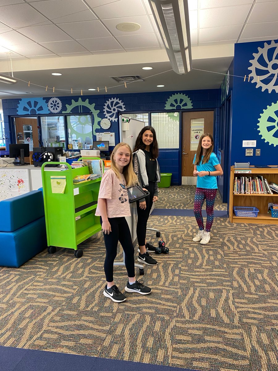 ApolMedia's tweet photo. Picked them up at 8 and using them with a class at 9! Today’s lesson- explore and discover. So many smiles! @Hill_Huskies #cmakers @cummingsl @kassabv https://t.co/sIaifyq0Nw