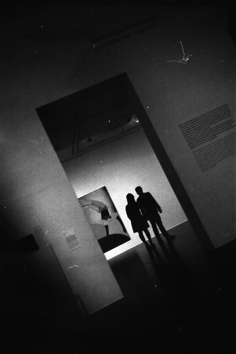 „captured, like a piece of art“

Leica M2 
Voigtländer 50mm f1.5
Kodak TX-400

#fineartphotography #leica #leicaphotography #35mmfilm #bnw #blackandwhitephotography #blackandwhite #filmphotography #monochrome #street #streetphotography #citylife #documentary #hamburg