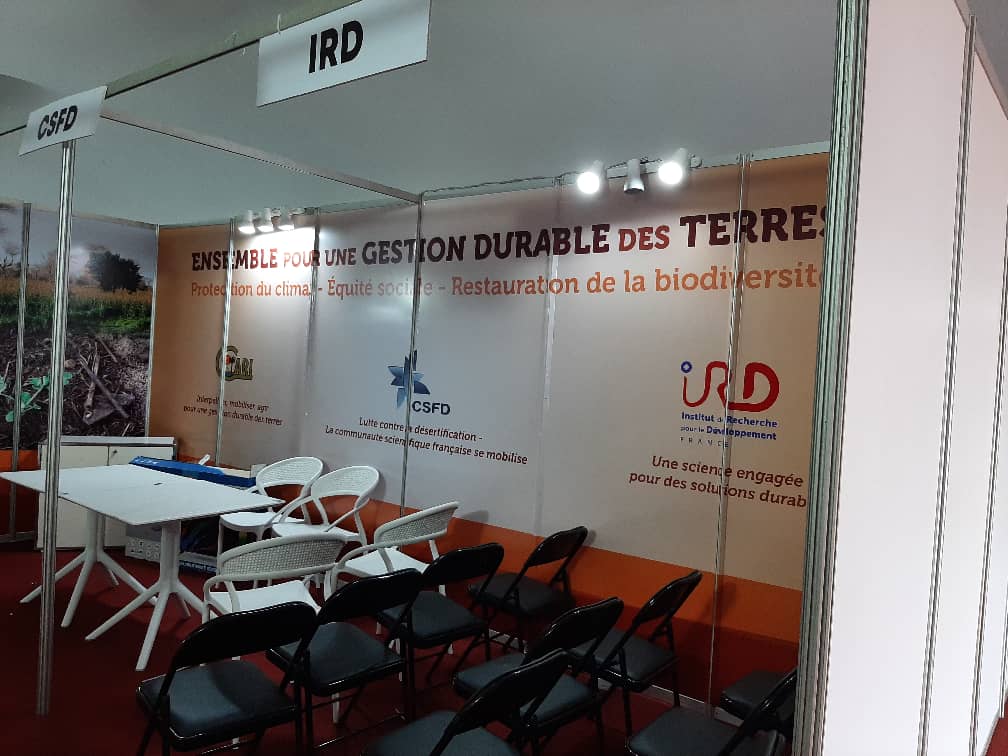 ird_fr's tweet photo. #UNCCDCOP15 | Le stand #IRD @csfd_fr @CARI_ONG est prêt à vous accueillir !

Chaque jour et pendant toute la durée de la #COP15, des événements vous y attendront.

👉 Découvrez le programme complet : https://t.co/KKiPQuvUQq 

#SaveSoil #COP15SaveSoil https://t.co/r0M8JjZbLf