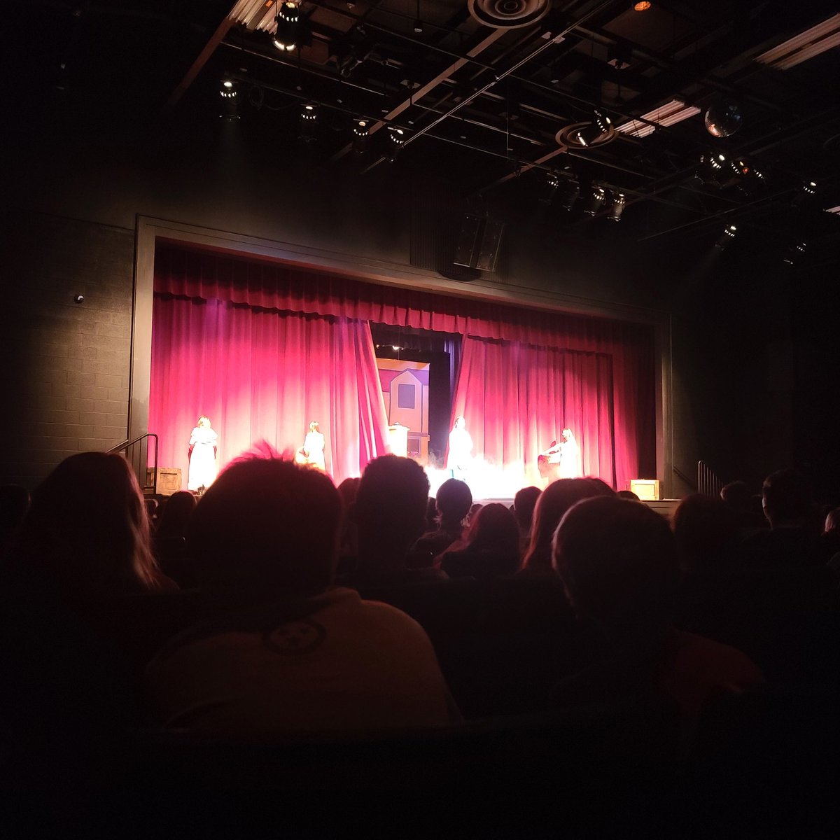 dreamydrew68's tweet photo. What an absolute 💯 amazing performance of Beauty and The Beast by @MPMSVPA ! Thank you your hospitality @culleokaunit https://t.co/x6ieAho8w5