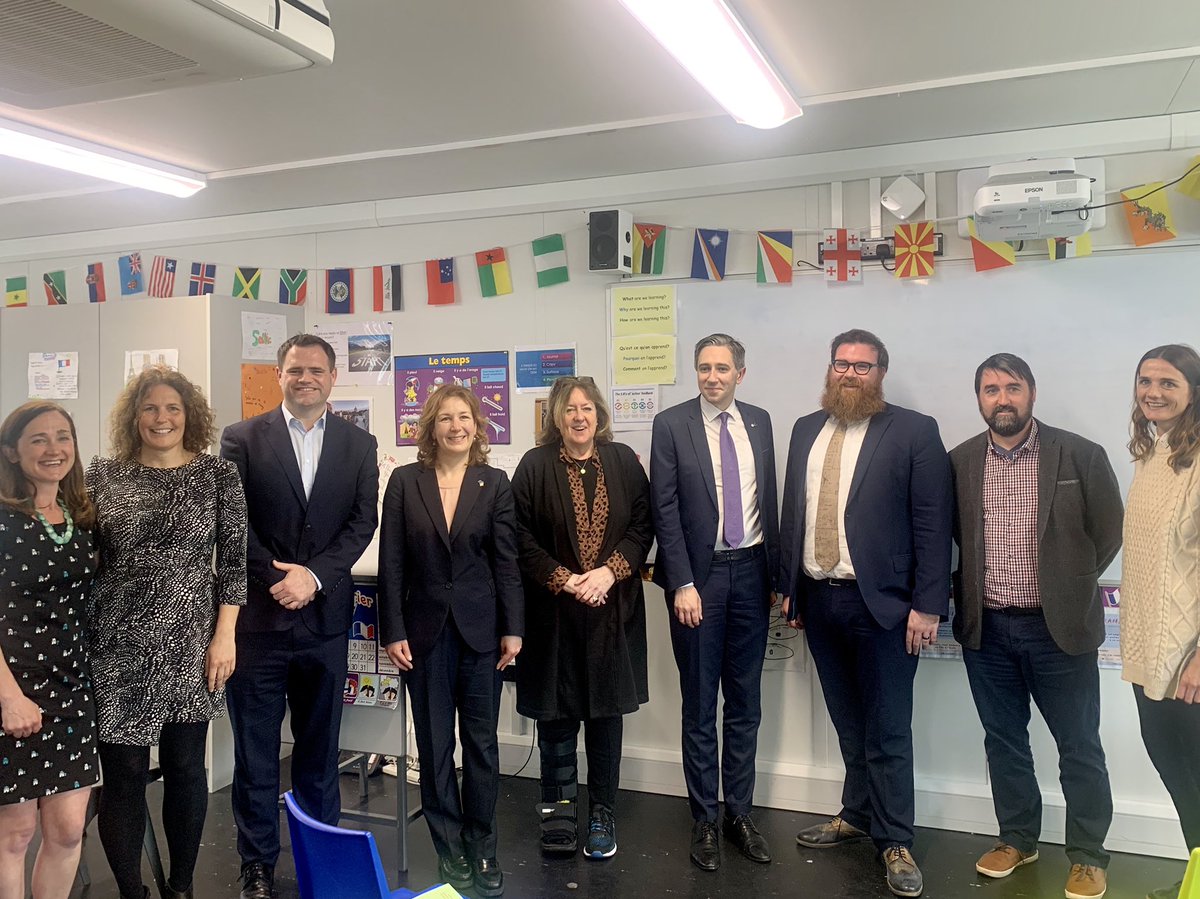 Excellent afternoon with Minister Simon Harris at Stepaside Educate Together Secondary School discussing #EuropeDay &amp; opportunities with students as well as staff.