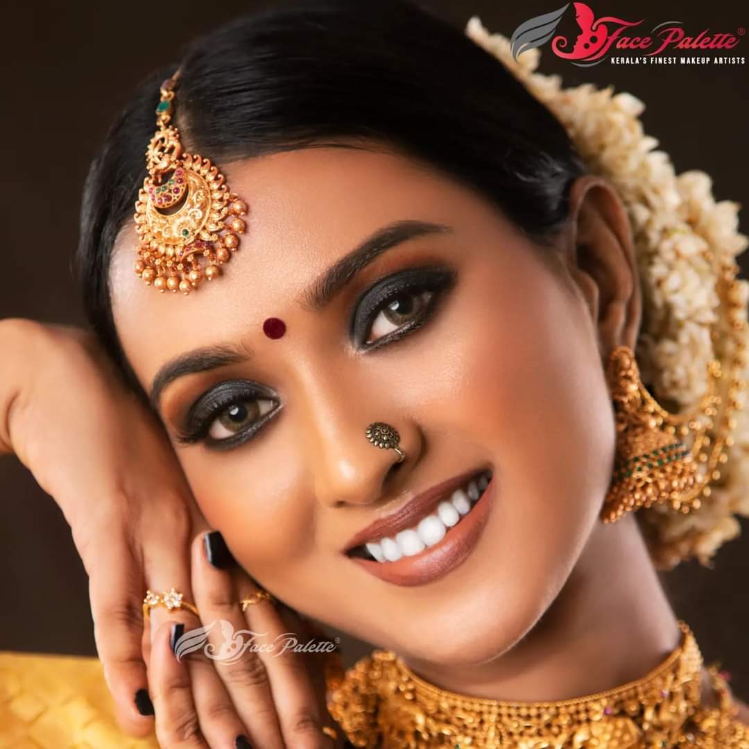 thefacepalette's tweet photo. Hindu Bridal makeup❤️
To book Bridal makeup for your wedding in Kerala, call us at 9847074073
.
.
.
.
#makeup #makeupartist #hindubride #hindubridallook #makeupacademy #learnmakeup #facepalettemakeupacademy #facepaletteinternationalmakeupacademy #learnfromlekshmimenon https://t.co/sKvMDKllOJ