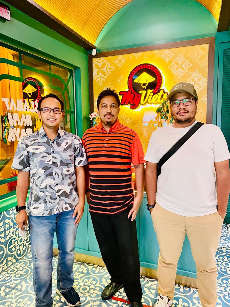taufiqh's tweet photo. Adhoc discussion bearing fruits. Dinner with the president of Muafakat MRSM Malaysia, Dato @sayedalfeizal and Fauzul, CEO of Tedphone, a Malaysian voip phone company. https://t.co/AKllakK6ZF