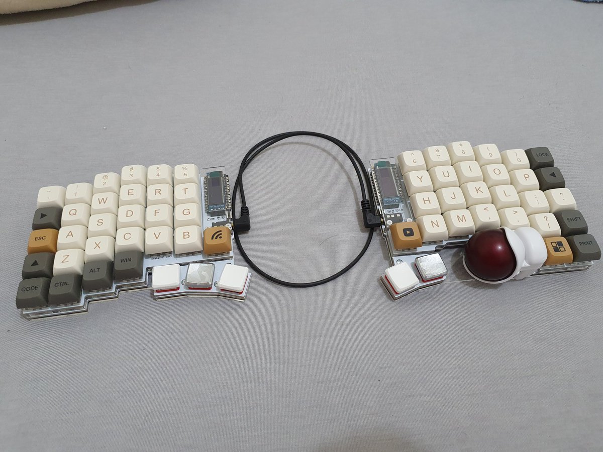 bob1996w's tweet photo. #keyball61 終於做完啦~~~
不過總覺得軌跡球不太穩定 會跳 有時候甚至突然沒反應 看來要來debug了 https://t.co/sMcMeC2S8X