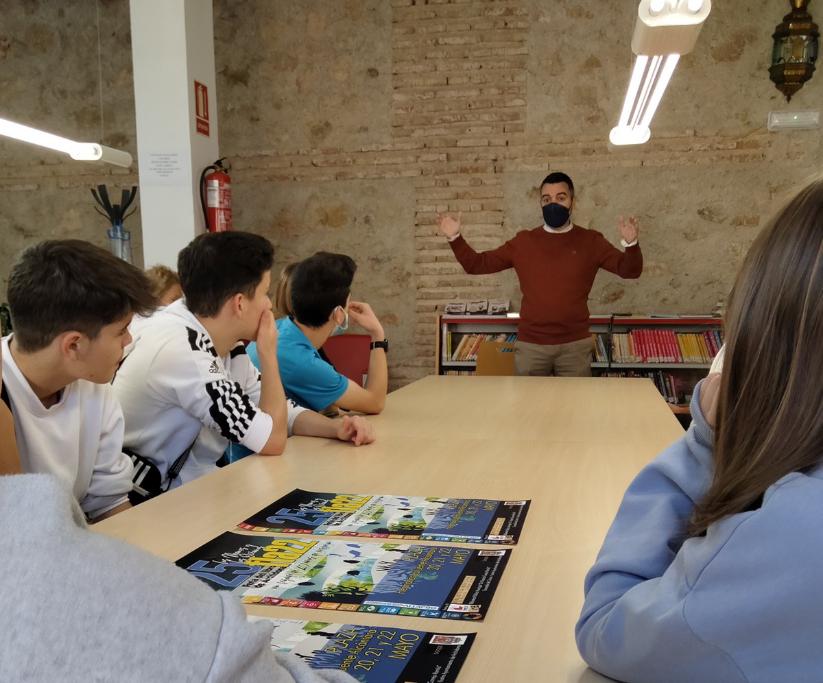 Puedes creerte escritor y dar una charla para cubrir expediente o SER ESCRITOR y transmitir tu pasión por los libros generando una lluvia de buenas historias que mantenga enganchados a esos mismos jóvenes de los que se dice que no les gusta leer. Gracias <a href="/_DanielBlanco/">Daniel Blanco</a>