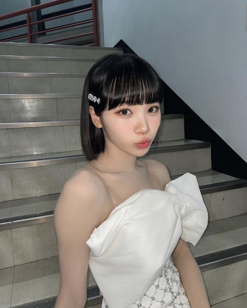 chaewwonn's tweet image. Attired in pure white dress for Inkigayo performance. Her beauty so captivated the showgoers and they initially she was an angel descending from heaven and illuminated earth with her glory. 🤍