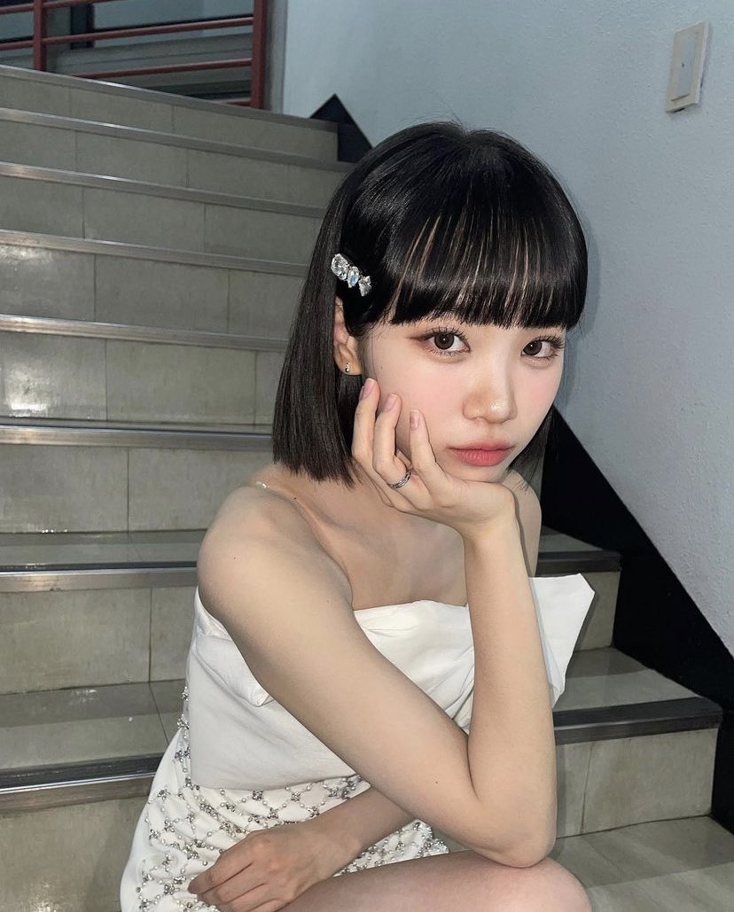 chaewwonn's tweet image. Attired in pure white dress for Inkigayo performance. Her beauty so captivated the showgoers and they initially she was an angel descending from heaven and illuminated earth with her glory. 🤍