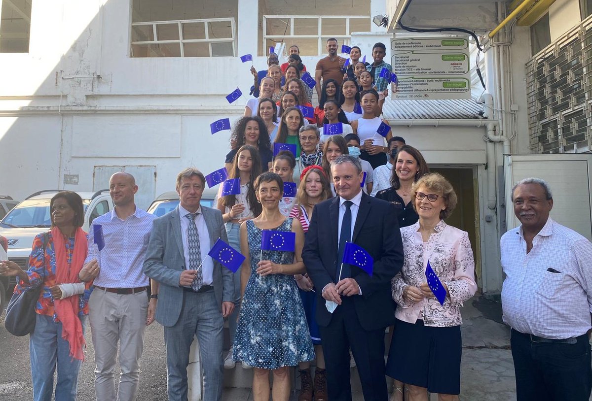 🌟Un énorme merci à monsieur le Préfet <a href="/Prefet974/">Préfet de La Réunion</a>, madame la rectrice <a href="/ChantalManes/">Chantal Manes Bonnisseau</a>, <a href="/DareicAcRun/">DRAREIC Ac La Réunion</a>, les chefs d'établissement, inspecteurs, enseignants, parents et élèves des projets <a href="/eTwinningFrance/">eTwinning France</a> labelisés d'être venus <a href="/canope_974/">Réseau Canopé - La Réunion</a>  : ensemble en cette journée de l'Europe 🇪🇺
