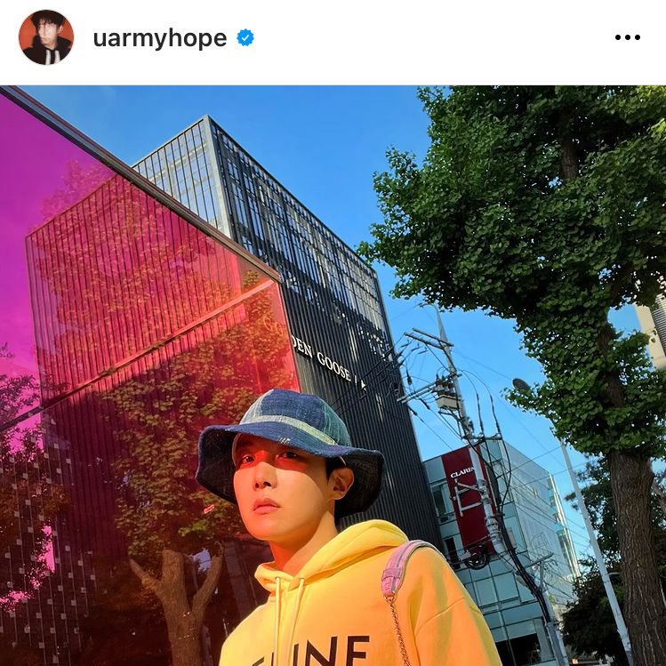 vminiecats's tweet photo. 💬• #V comentó el reciente post de #JHOPE en Instagram | @BTS_twt 

🐿️ : Niño-adulto look 👶 (fue publicado el día del niño)
🐻 : ¿Dónde est�� esto/ en dónde estás?
🐿: En mi casa (por supuesto). 👏 https://t.co/dOAbgrsxZa