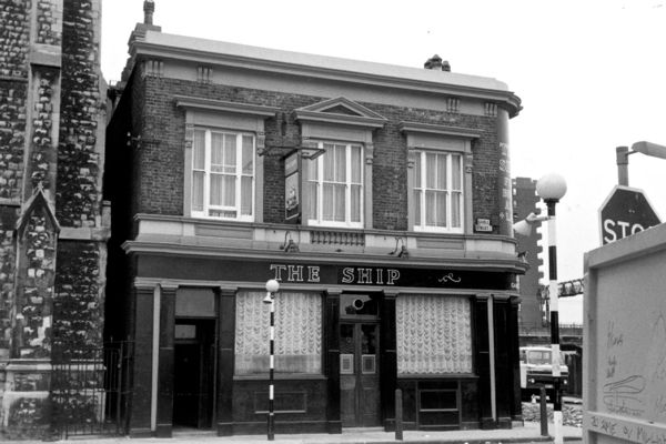 BritainsPubs's tweet photo. The Ship #Cablestreet, #Shadwell, #London E1 

This long standing hub of the community is now but a few apartments. What once served many now serves few #Rip 

The earliest known record found displays this as the Ship and Chequers, Sun Tavern fields in the 1811 Holdens director. https://t.co/7Z6qSKqop3