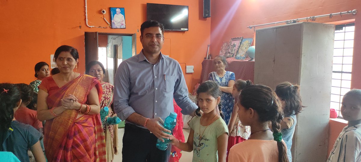 कस्तूरबा गांधी बालिका आवासीय विद्यालय धौरहरा व ईसानगर का निरीक्षण। साफ सफाई के साथ अन्य व्यवस्थाओं का परीक्षण किया तथा बालिकाओं को पानी पीने हेतु बोतल वितरित की गई तथा अध्यापिकाओं को गुणवत्ता परक शैक्षिक गतिविधियों, खेल कूद व अन्य पाठ्येत्तर गतिविधियां बढ़ाने हेतु निर्देशित किया।