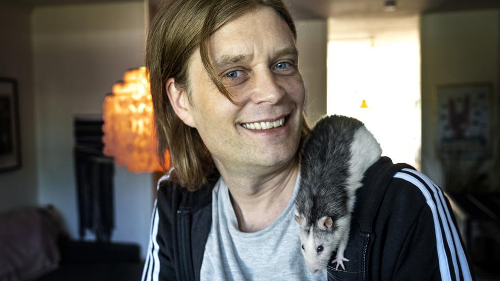 Hej!

This is Tobias Linné (co-founder). His recent work focuses on how animals in #dairy commercials are used to promote their own exploitation. He has also written about #plantbasedmilk and #milkalternatives

Say hi to Ludde (adopted🐀)

#lunduniversity #criticalanimalstudies