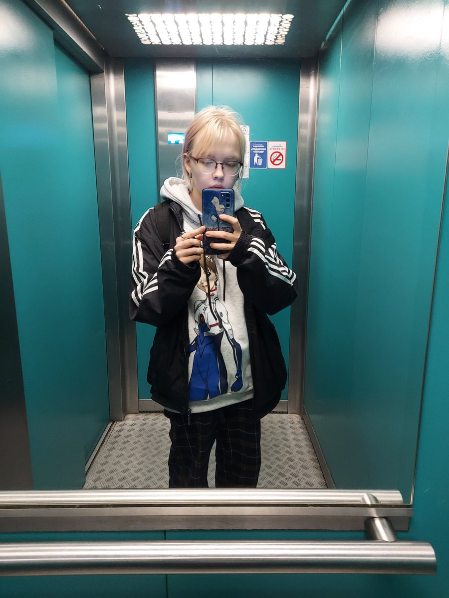 Я только что ходила до магазина и выглядела буквально ТАК, но какой-то мужик всё равно мне "кыскысал".
А в интернете всё ещё пишут, что внешний вид влияет на то, будут ли до вас домогаться