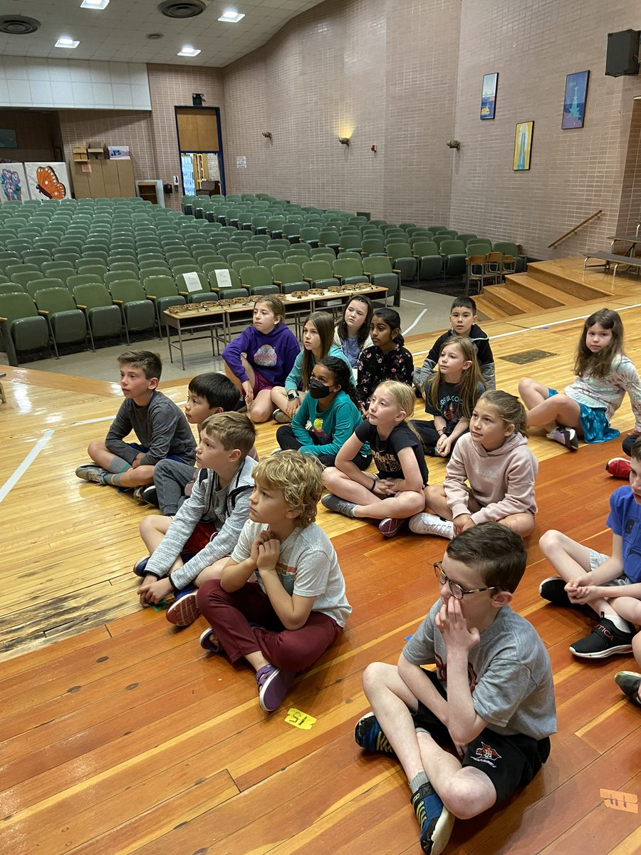 IHPrimary's tweet photo. Ms. Watson’s students are discovering their brand new song for the day! 🎶🎼#shineweek #ihpromise https://t.co/lIWybQg6oV