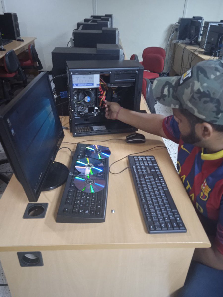 UNEY_Sistemas's tweet photo. Continuamos con la repotenciación y actualización de sistemas operativos  de los equipos. Esta vez le toco al departamento del bienestar estudiantil  SIBCE. @MedozaWullian https://t.co/eRDZ0tldzE