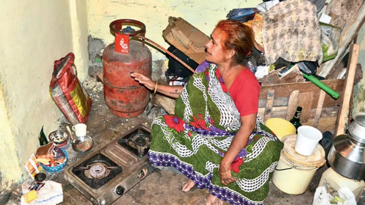 timesofindia's tweet photo. Ujjwala scheme: 90 lakh couldn’t buy even 1st LPG refill in 2021-22 https://t.co/5lNl46AZIT https://t.co/zj79embR0R