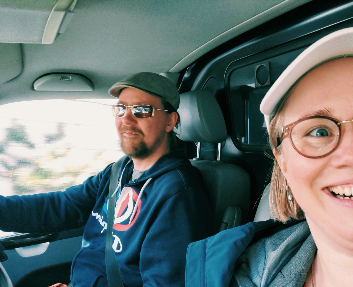 GGTeatteri's tweet photo. Jarkko ja Sofia valmiina keikalle! 🐭 Espoo, täältä tullaan! 🚗 

#lastenkulttuuri #lastenteatteri #lastenkulttuurikeskusaurora
#ggteatteri #espoontapahtumat https://t.co/w7cDvg4TGq