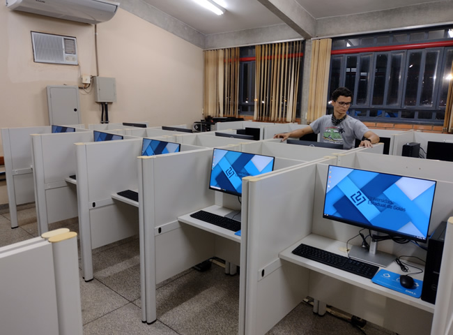 uegposse's tweet photo. UEG Posse faz instalação de novos equipamentos nos laboratórios de computação https://t.co/vrV7zKgoMO #investimento #tecnologia #uegposse https://t.co/6sGoJ9uaK8