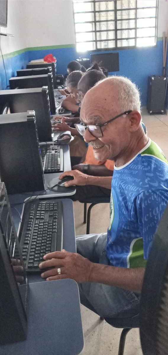 uegposse's tweet photo. Atividades do Projeto de Inclusão Digital para Idosos em Iaciara-GO. #inclusaodigital #uegposse #extensãouniversitária https://t.co/Opow8CRSC8