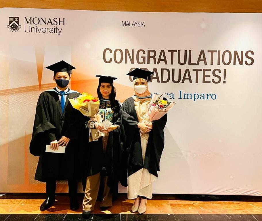lightzdark's tweet photo. 🎉Graduated today 🎉

3 Years of education..
1 in campus &amp; 2 online (Covid)..

I've made it 🥳 
I'm a proud graduate from Monash University Malaysia 
(Bachelor of Psychological Science &amp; Business)

Off to work tomorrow 🧑‍💻 https://t.co/jAl9iA1Vzo