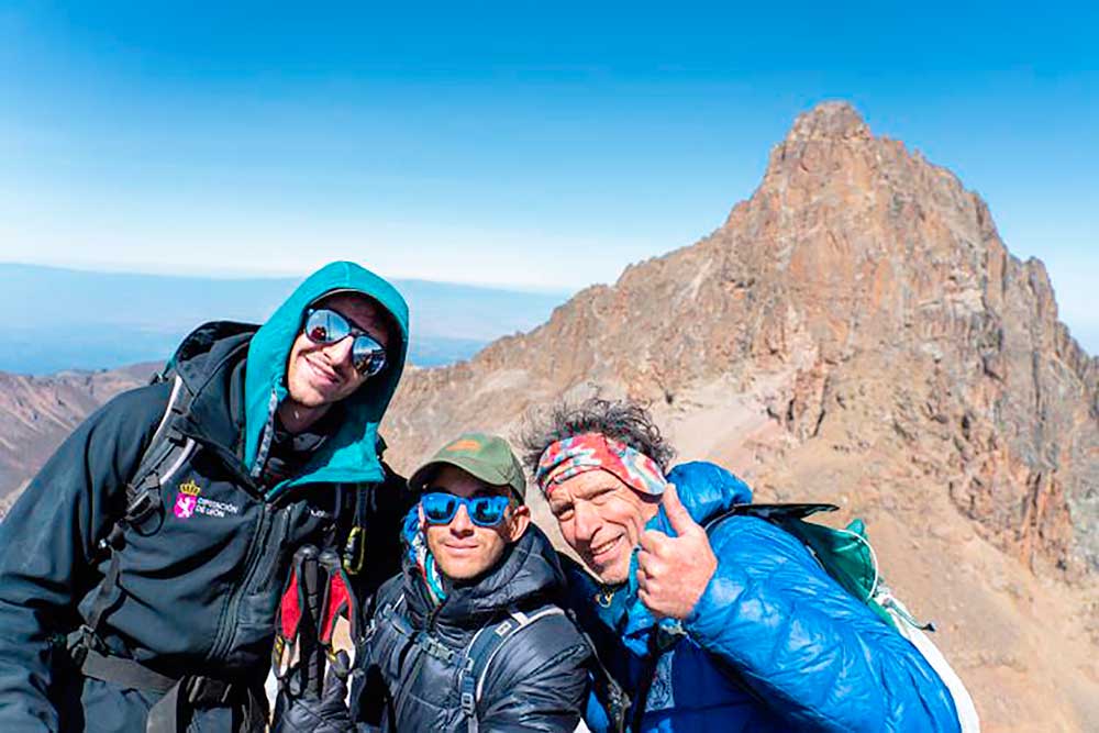 CumbresMagazine's tweet photo. El alpinista catalán @OscarCadiach y el atleta paralímpico @Gerry_400m Gerard Descarrega, lograron la cumbre secundaria del monte Kenya, segunda montaña más alta de África, dentro del proyecto inclusivo "Cumbres a ciegas"
https://t.co/BSKwqFAt1D https://t.co/03k8DDNkuk