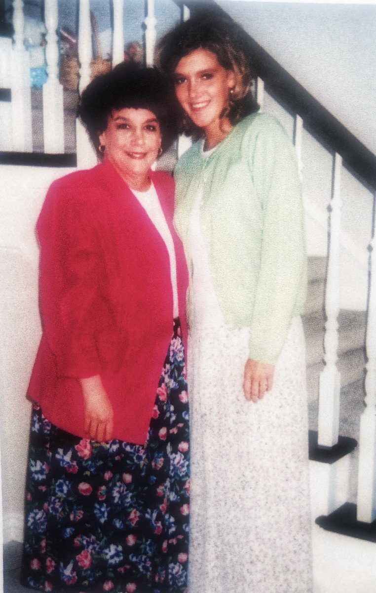 JonelleMerrill's tweet photo. Thinking of this lovely woman who stepped in as a mother to me when my mom died. My Aunt Carolyn was my mom’s identical twin. We lost her 10 years ago unexpectedly &amp; I miss her every day . She was a great person with a big ♥️ &amp; lots of love to give. Happy Mother’s Day to her. 💖 https://t.co/6aQoSc9EMk