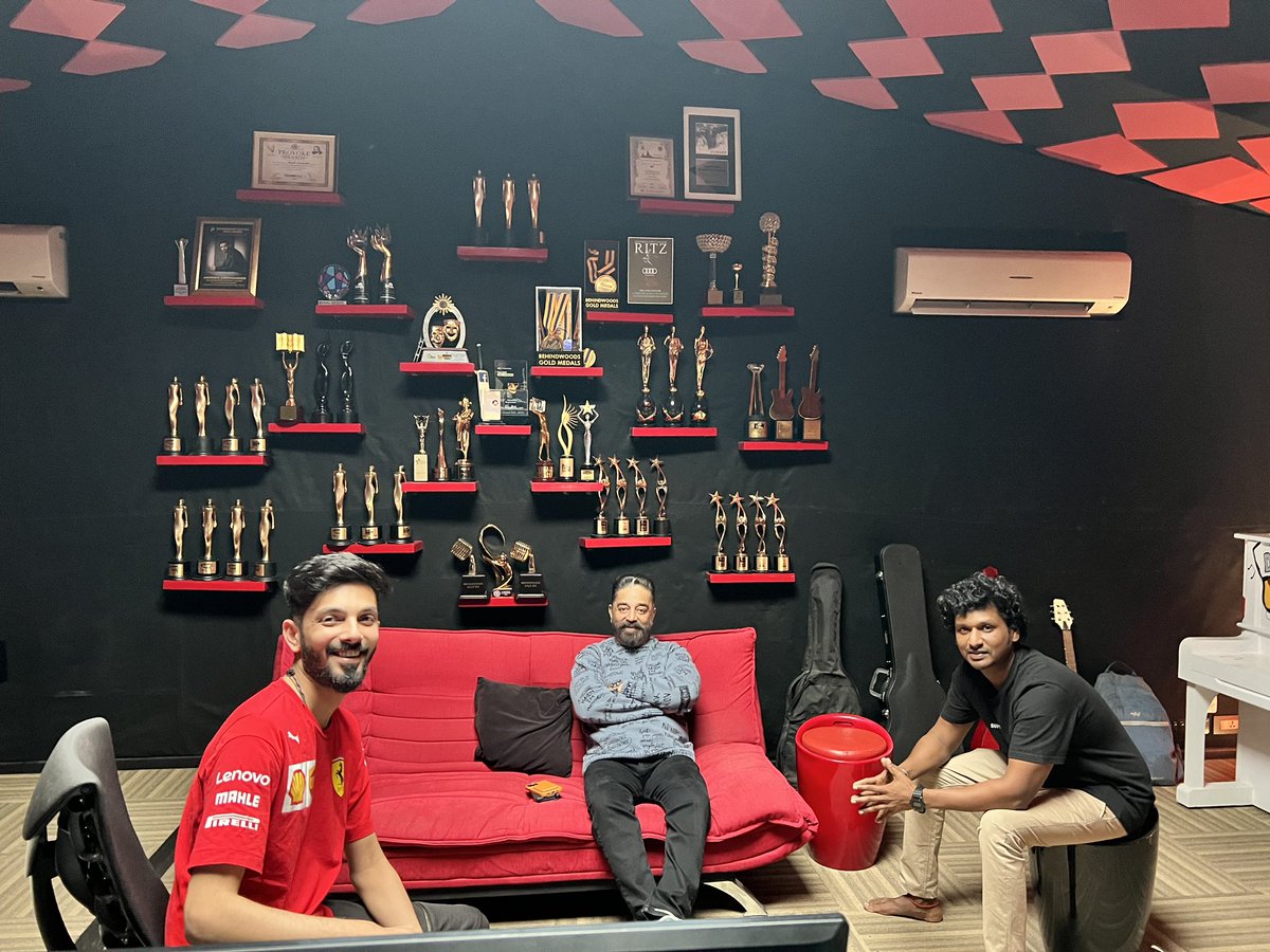 Karthikravivarm's tweet image. #Vikram first single #PathalaPathala
Lyrics &amp;amp; Sung by KamalHassan

First Single On May 11th