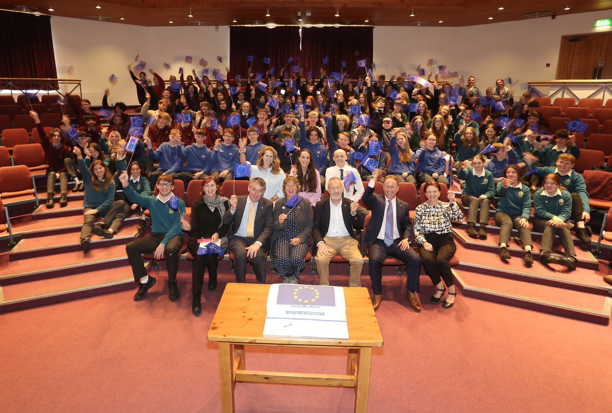 EPinIreland's tweet photo. Happy #EuropeDay! #EPASIreland students, teachers and MEPs from the South Constituency celebrating in Cashel today 🇪🇺🇮🇪
@SeanKellyMEP
@GraceOSllvn
@BillyKelleherEU 
@DeirdreCluneMEP
#EPASAmbassadorSchool
@BeaufortCollege, @ccleixlip, @Kingswoodcc16, @ManorHseRaheny https://t.co/AzQoNnrZns