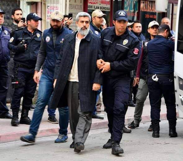 Alparslan Kuytul gözaltına alındı.

Ne demiştik, suç şebekesi lideri. Alparslan Kuytul'un, dışarıda olduğu her dakika Adana'da huzursuzluk var.

Onun yeri Adana'nın sokakları değil, işlediği suçların cezasını çekmek üzere hapishanedir.

#AlparslanKuytulTutuklansın