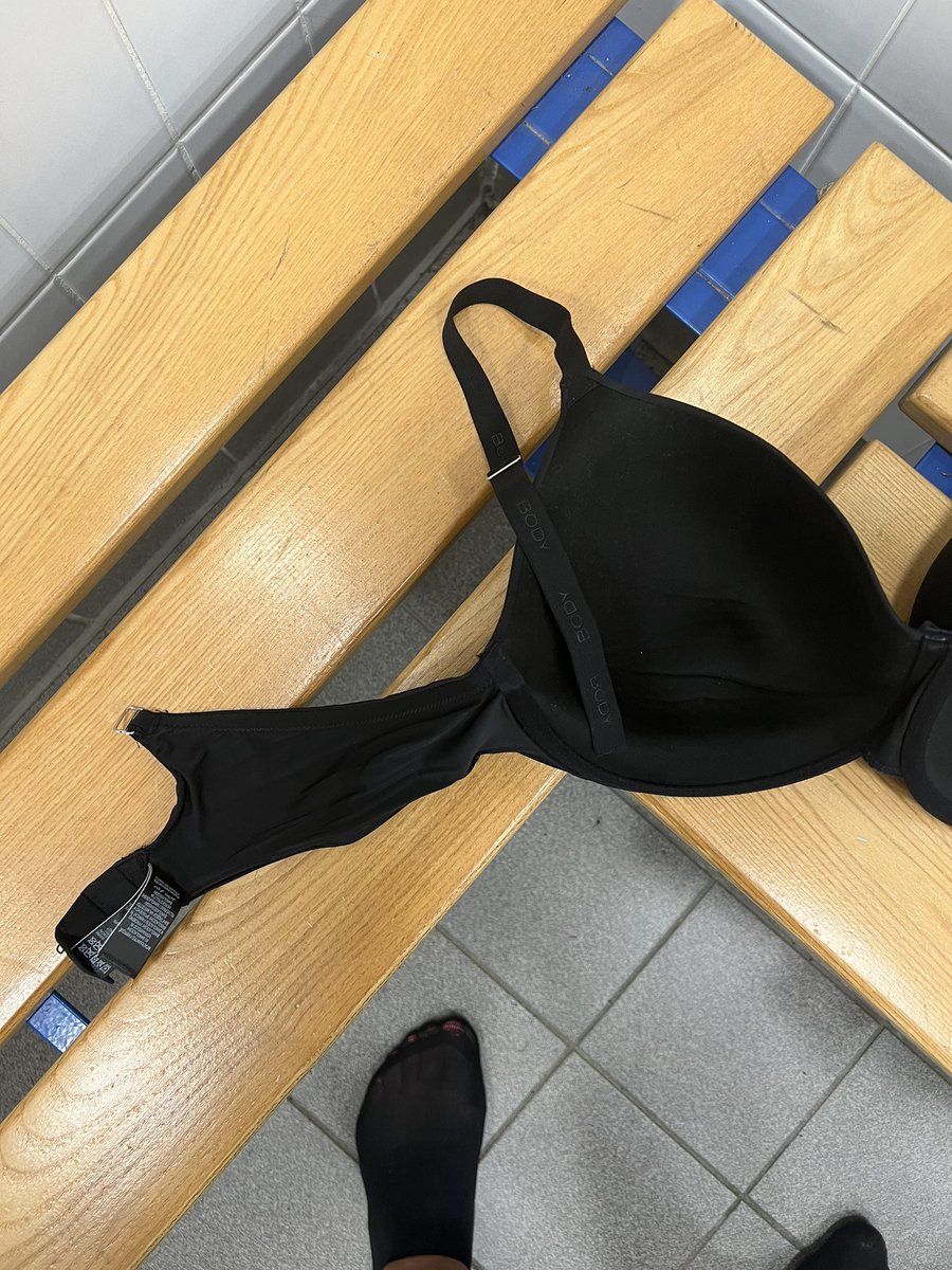 Brand new <a href="/marksandspencer/">M&S</a> bra just snapped on me 😢😢 #swinginglow #gutted