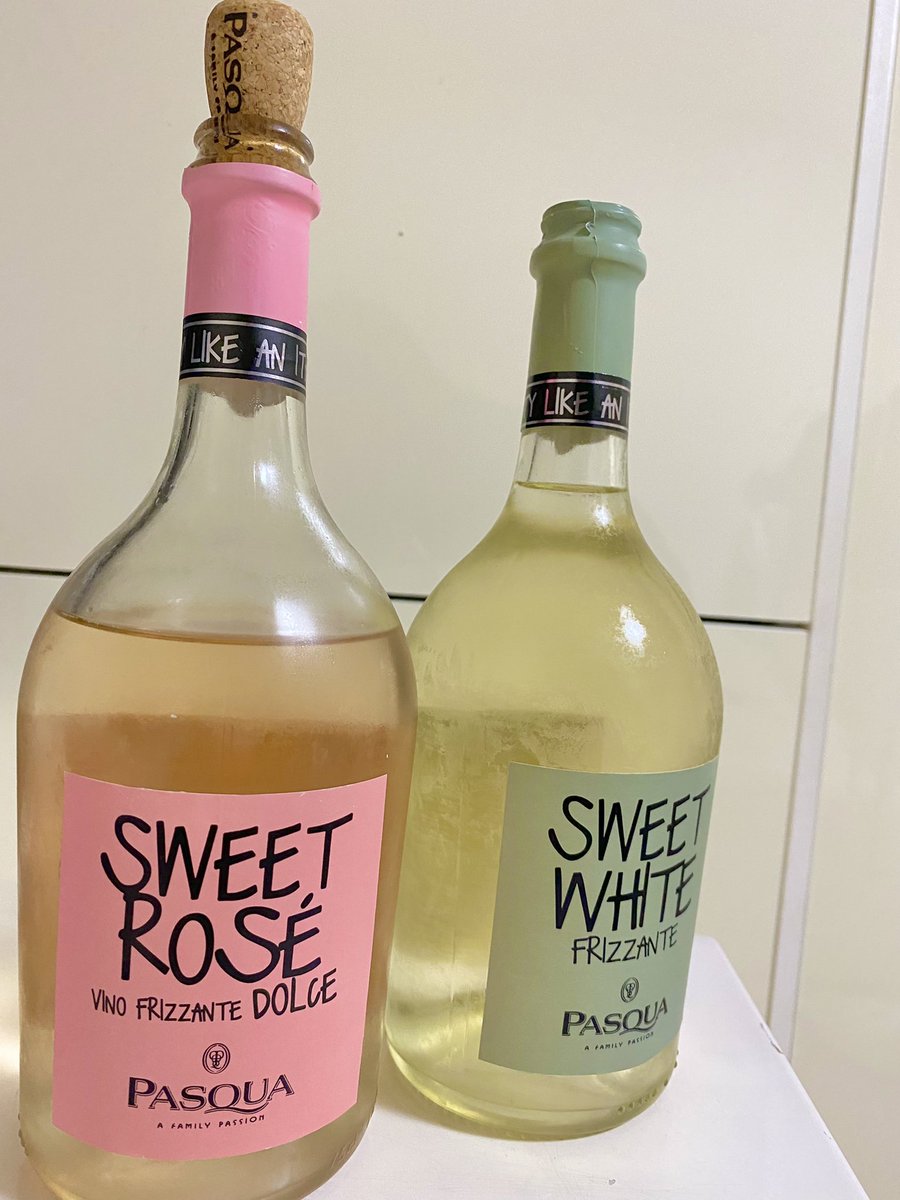 takeasipofkorea's tweet photo. ตัวนี้ฮิตที่เกาหลีแบบต่อเนื่องมานานมากๆ แนะนำเลยสำหรับใครที่หา sparkling wine ไลท์ๆหน่อยต้องสองตัวนี้อ่ะ ดื่มง่ายมากกกก ขวดสวย หวานกำลังดี ทั้งโรเซ่ &amp; white wine เลย ละแอลกอฮอล์แค่ 11% คนไม่ชอบอะไรขมๆต้องชอบตัวนี้เลย https://t.co/qXbm96pFoW