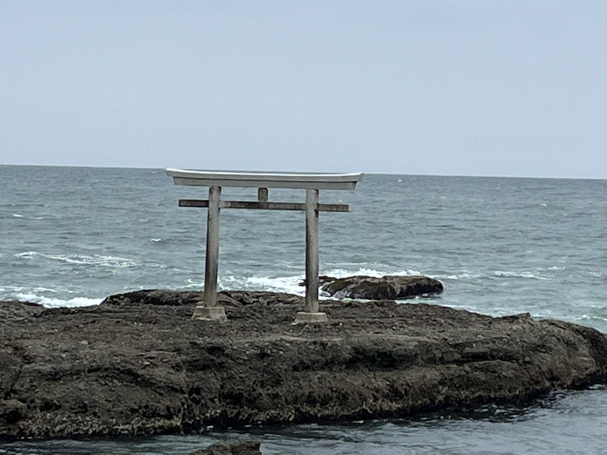 f_goshuin's tweet photo. ＧＷは3社お参りしてきました！
まず最初は大洗磯前神社です✨
こちらは神磯の鳥居が絶景として有名ですが、当日はあいにくの天気。。。
時間帯もあまり良くなかったので、次回は事前にしっかりリサーチします🥲 https://t.co/cyTxHggOp2