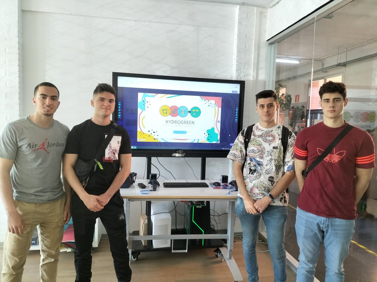 Carmelafol1's tweet photo. Seguimos on fire🔥en @Emprende_Rua. Los chicos de 2ME pasan a la final territorial de #desafiojuniorempresarial #ESIC con su proyecto de huerto hidropónico robotizado "Hydrogreen". Suerte con ese prototipo.👏👏👏 https://t.co/wraVszLBLg