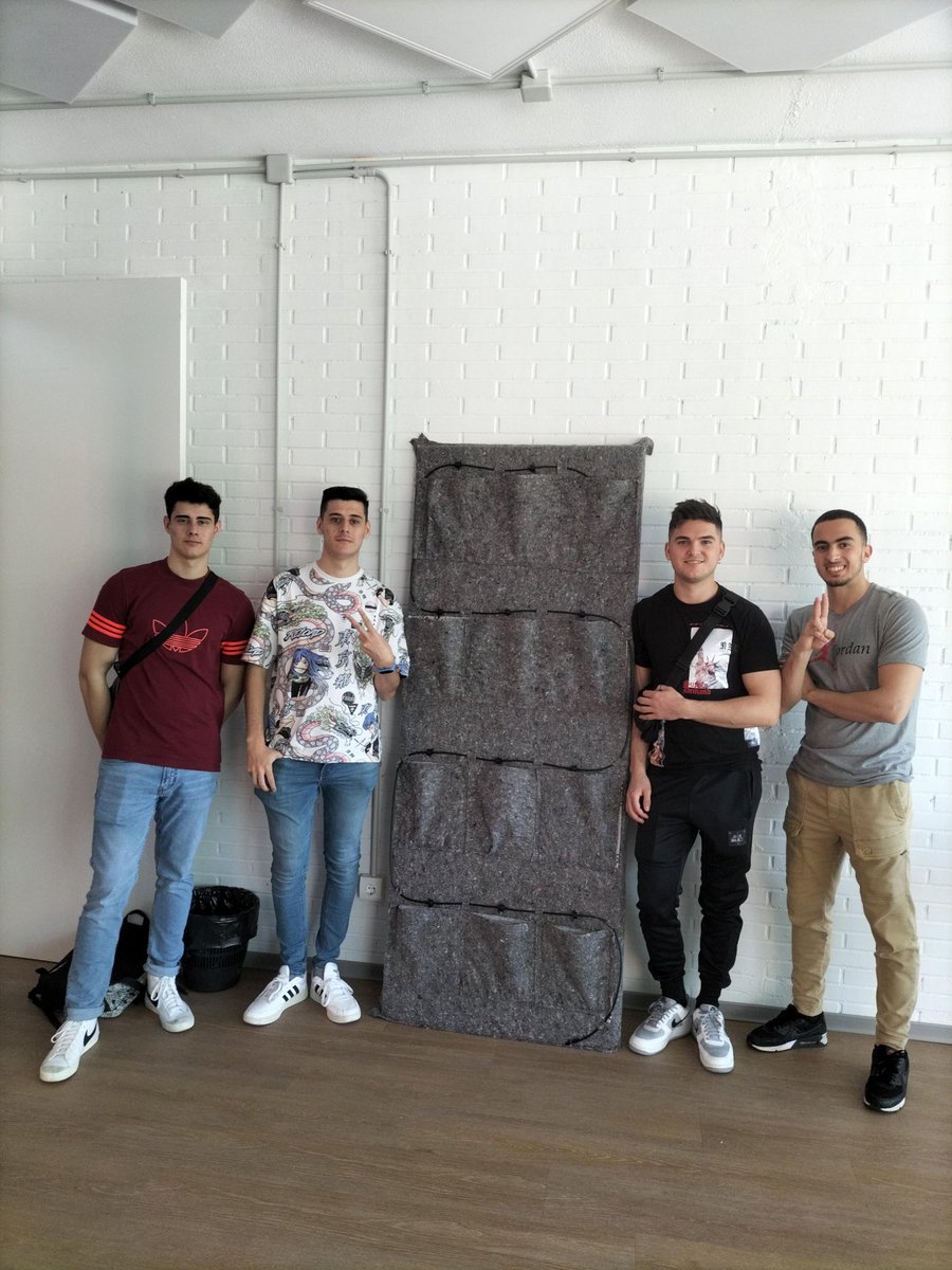 Seguimos on fire🔥en <a href="/Emprende_Rua/">Aula Profesional Emprendimiento IES Benjamín Rúa</a>. Los chicos de 2ME pasan a la final territorial de #desafiojuniorempresarial #ESIC con su proyecto de huerto hidropónico robotizado "Hydrogreen". Suerte con ese prototipo.👏👏👏