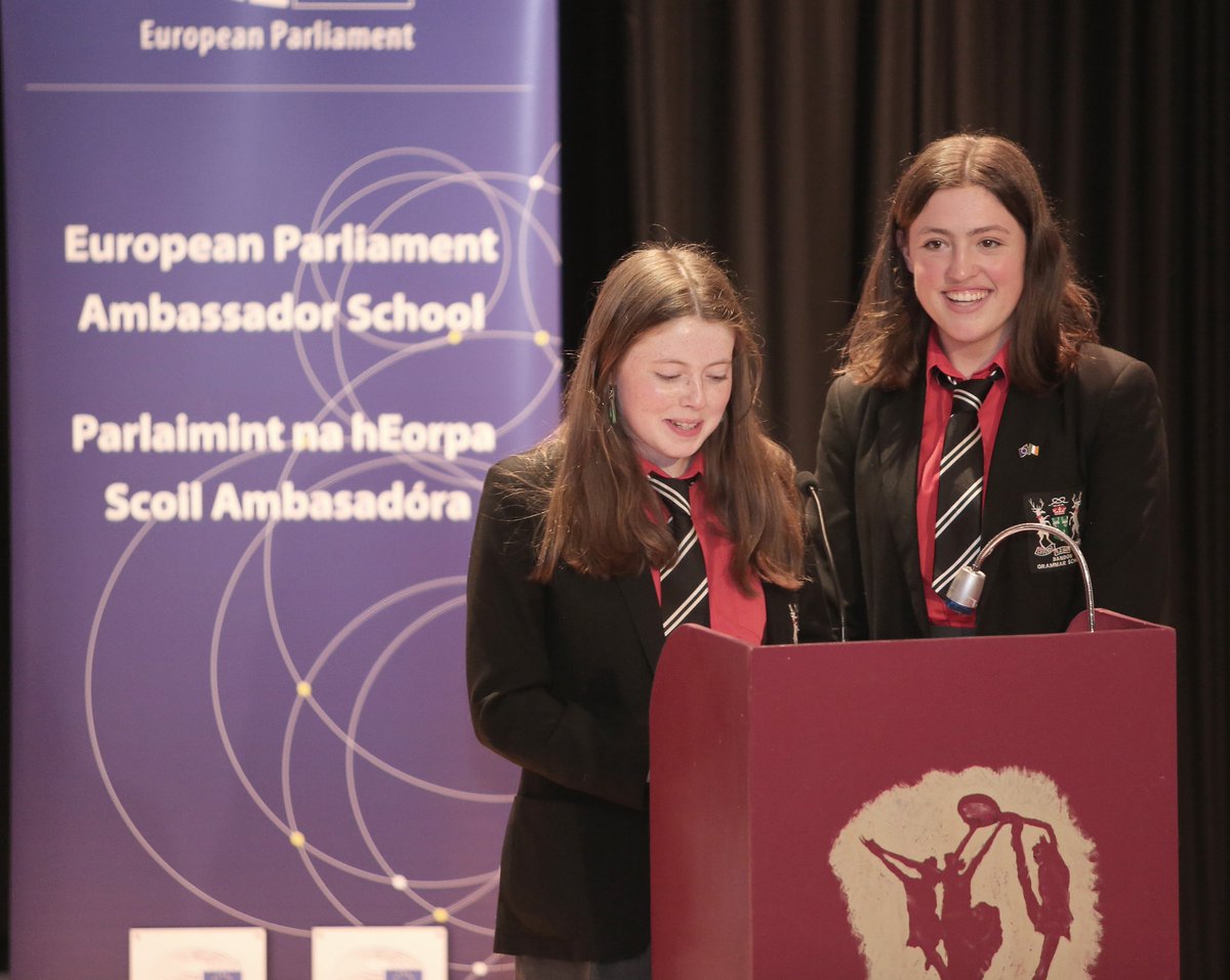 EPinIreland's tweet photo. Happy #EuropeDay! #EPASIreland students, teachers and MEPs from the South Constituency celebrating in Cashel today 🇪🇺🇮🇪
@SeanKellyMEP
@GraceOSllvn
@BillyKelleherEU 
@DeirdreCluneMEP
#EPASAmbassadorSchool
@BeaufortCollege, @ccleixlip, @Kingswoodcc16, @ManorHseRaheny https://t.co/AzQoNnrZns