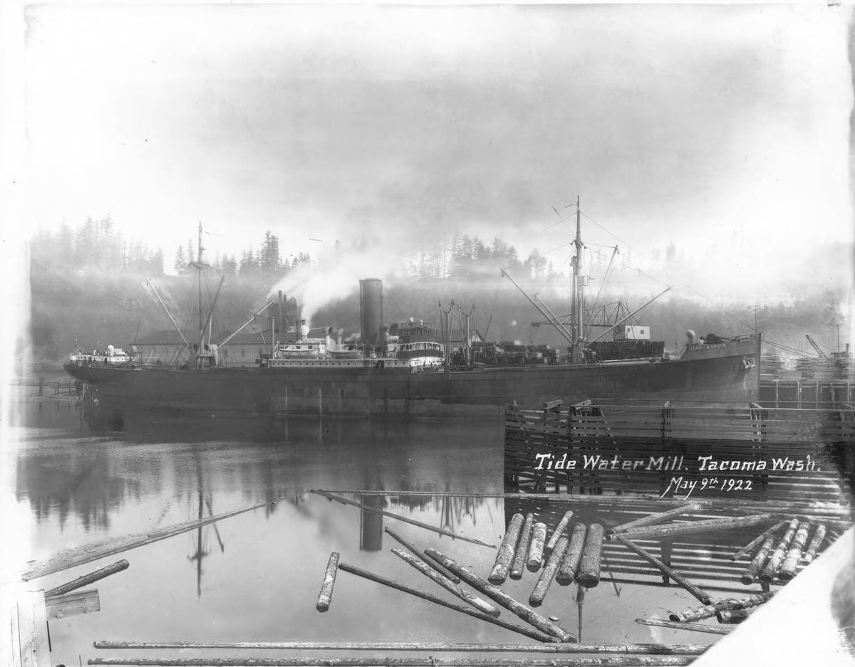 Tacoma_History's tweet image. A century ago today: On May 9, 1922, a steam cargo ship was pictured docked at the Tidewater Mill, taking on a shipment of lumber. The Mill was located on the east side of the Hylebos Waterway, near the end of 11th Street. 

📷: @tacomalibrary

#TacomaHistory #TimberTown