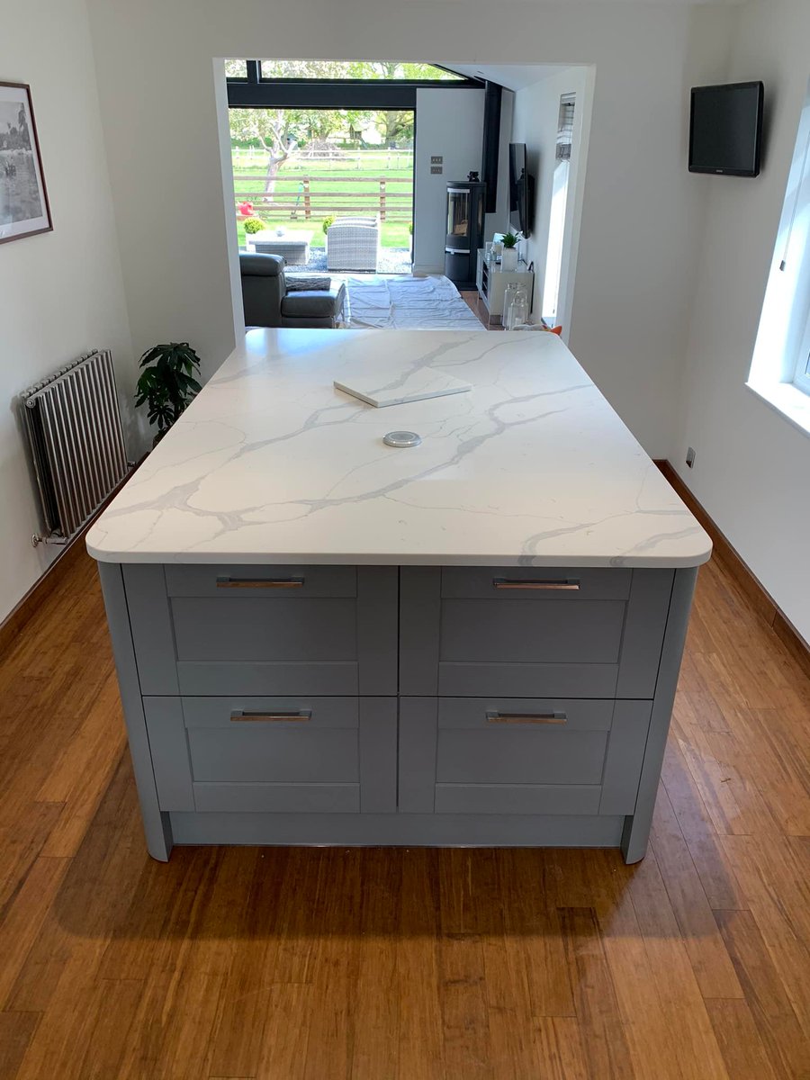 CJStonemasonry's tweet photo. 30mm Fugen Stone Royal Calacatta quartz installed on a @HowdensJoinery kitchen.
A very effective kitchen, the material choice is perfect for this layout. π
https://t.co/EgK6Hog71y
#quartzworktop #dreamkitchen #kitchendesign https://t.co/R6TurGGZpB