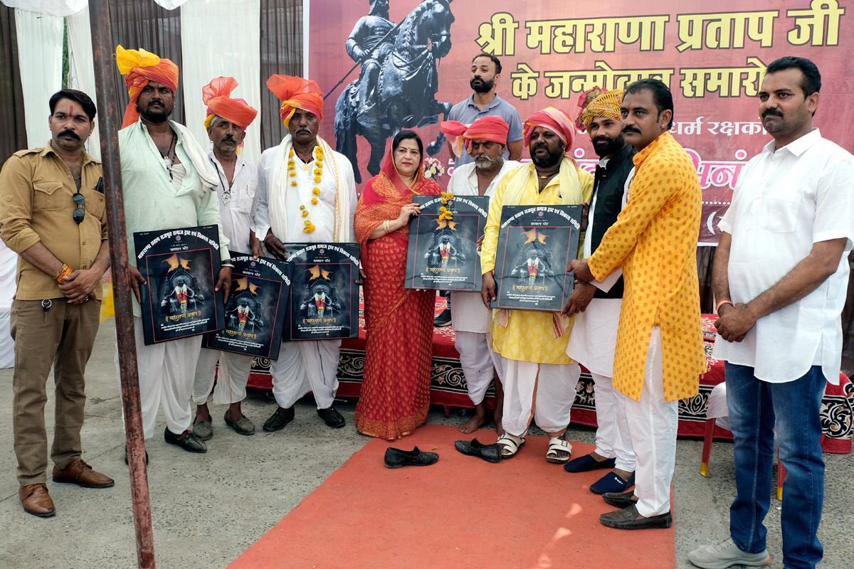 समर्पण का सम्मान 

आज महाराणा प्रताप जी के लिए अपना सर्वस्व न्योछावर करने वाले अपने घरों को छोड़ने वाले गाड़ियां लोहार समाज के लोगो का सम्मान किया था

उन्ही में से एक लोहार भाई ने,जब महाराणा की तस्वीर हाथ मे ली से,जूते उतार दिए।
#महाराणा_प्रताप

#Maharanapratap