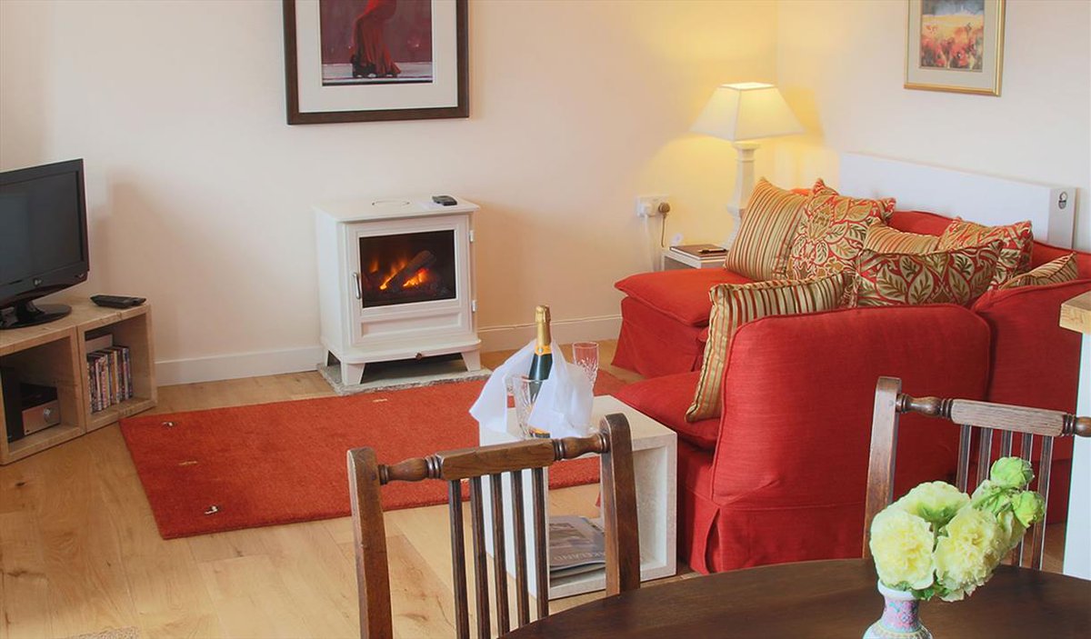 aroundaboutbrit's tweet photo. 💬 Guest Review: "Beautiful cottage. So warm, cosy &amp; had everything we needed. The views were stunning &amp; it was so peaceful. Will definitely return next spring."
https://t.co/IRbuwesPFu
#GuestReview #Holiday #Family #Explore #ScenicViews #RuralRetreat #Beckside #Cartmel #Cumbria https://t.co/MlkEJcJk3Z