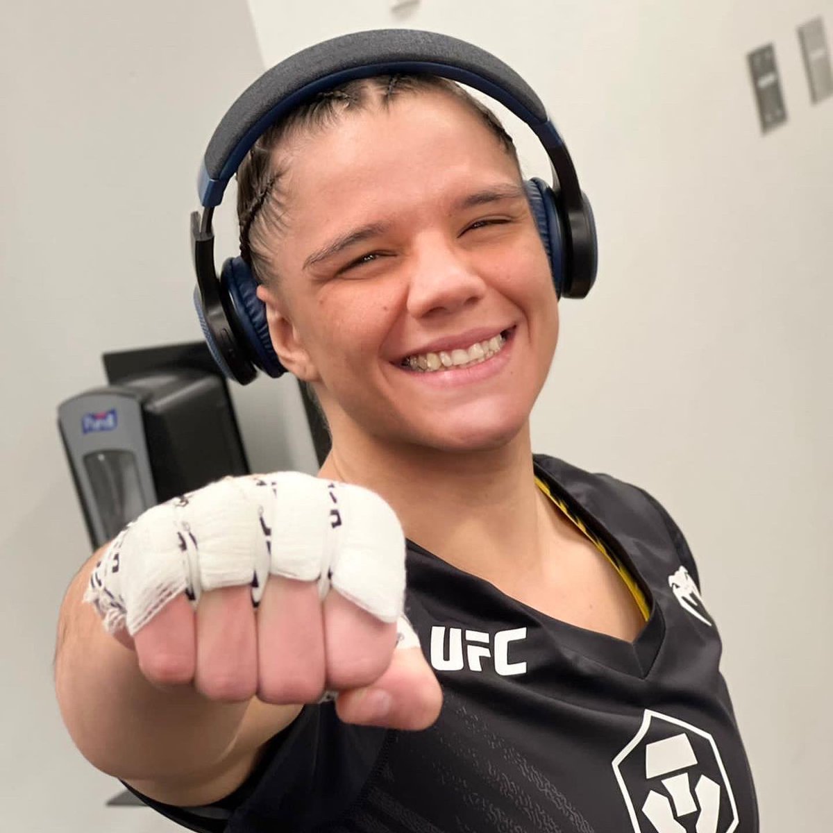 ArianeSorrisoo's tweet photo. Para vocês que torcem contra… eu sinto muito, mas EU NÃO NASCI PARA DESISTIR!
Ótima semana a todos! 👊🏻😄
#InsideHugoGonçalves #MarcioMendesJiuJitsu #AtropelaSorriso #DnaInside #MMA #ufc https://t.co/cRbJMw1BMs