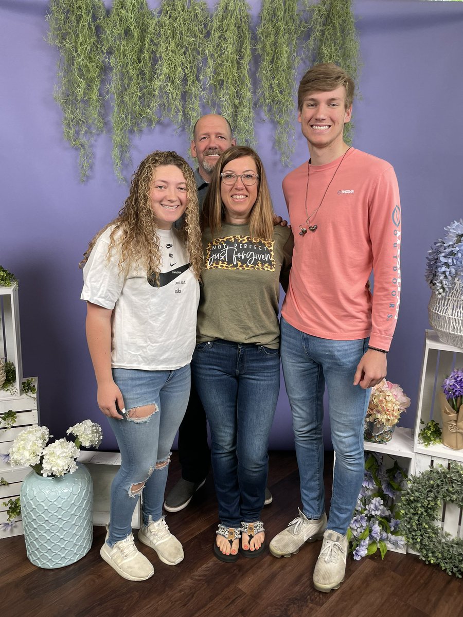 ItsJenElliott's tweet photo. What an amazing Mother’s Day! Whole family went to church and then enjoyed  some family/framily time with great food and volleyball! This was one for the books for sure!! #MothersDay2022syd https://t.co/tjf0ujzajZ